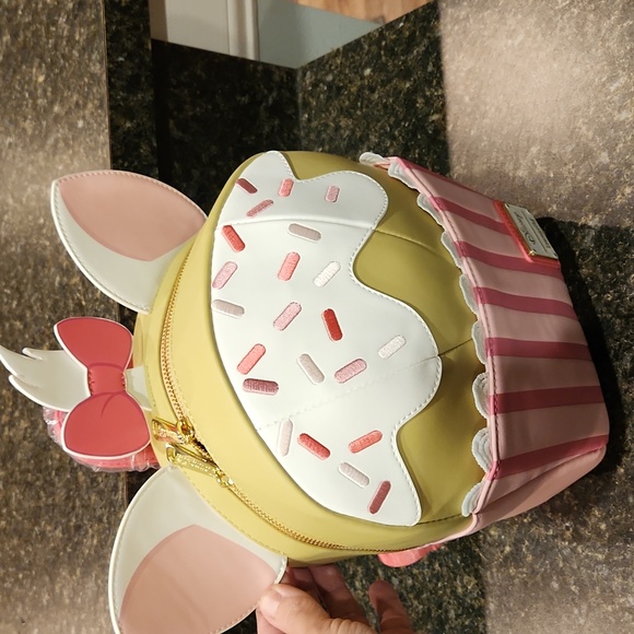 NWT Disney Loungefly Aristocats Marie sweet Cupcake mini backpack 🧁 SO CUTE 😍